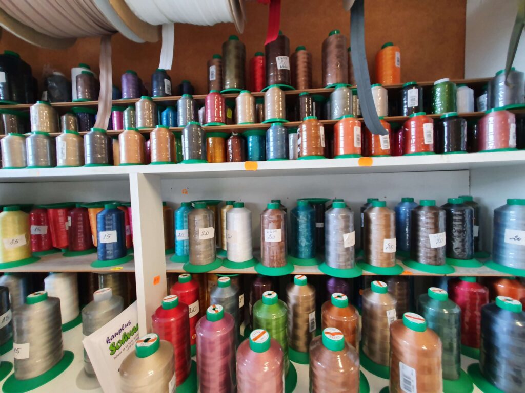 Niidid ja liimid kaupluse riiulil
