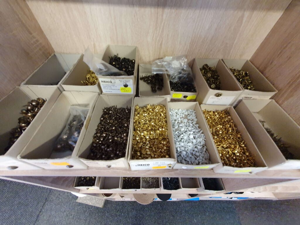 Ilunaelad ja mööblitarvikud kaupluse riiulil